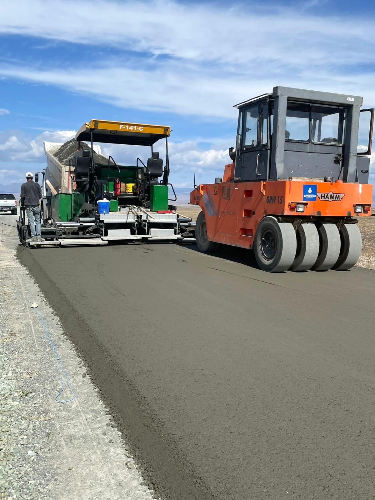 Ağadeve köyüne beton yol yapılıyor