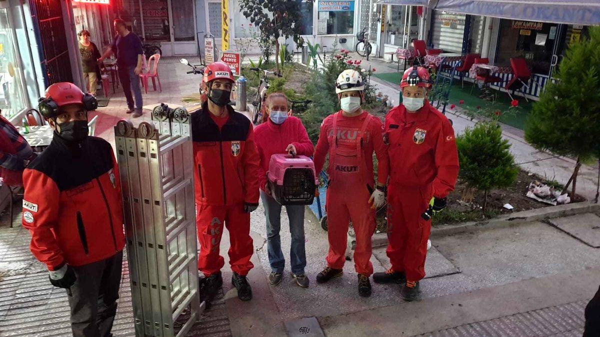 AKUT Eskişehir ekibi 8 metrelik apartman boşluğuna düşen kediyi kurtardı