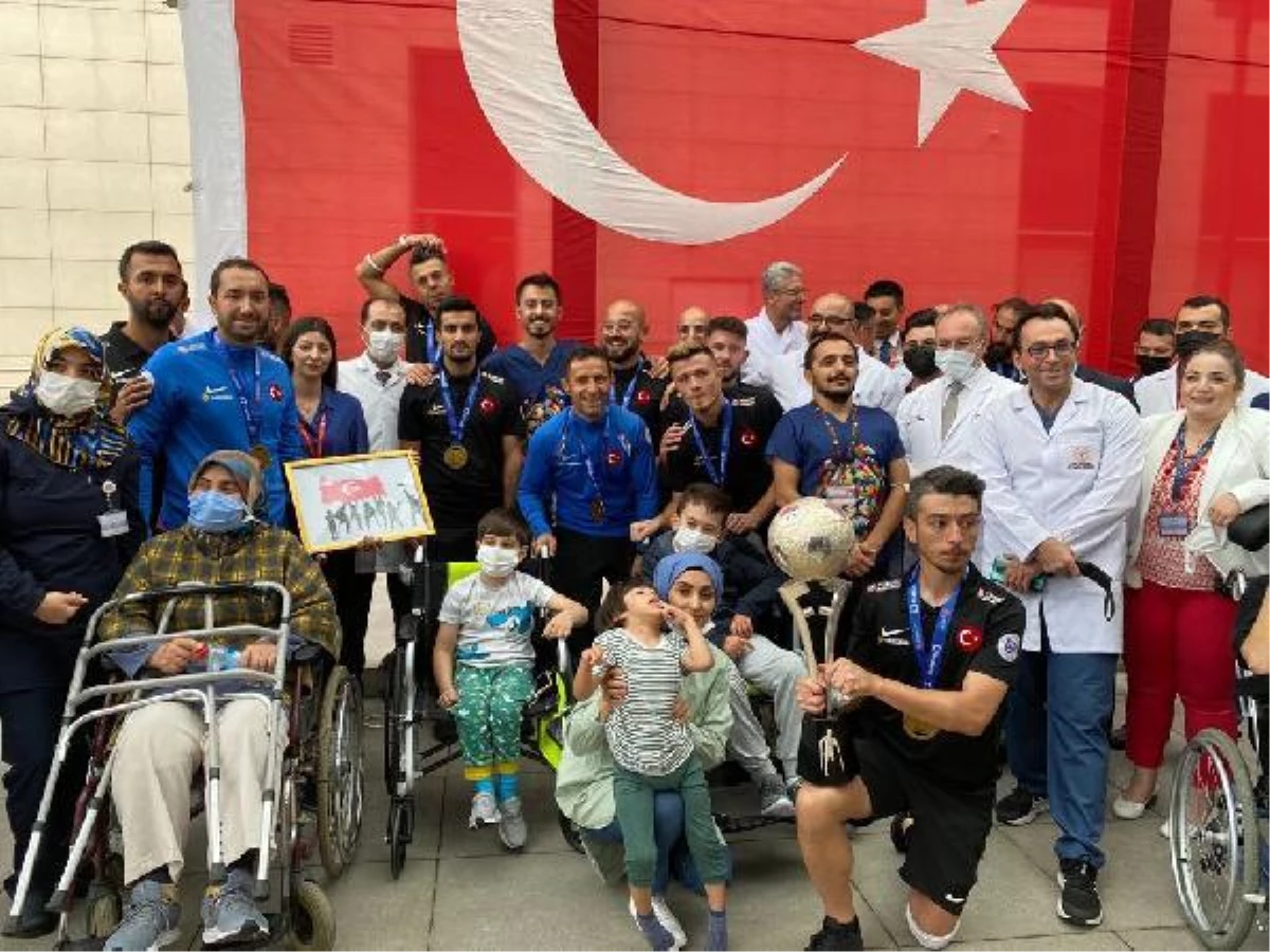 Ampute Milli Futbol Takımı\'ndan sağlıkçılara kupalı teşekkür ziyareti