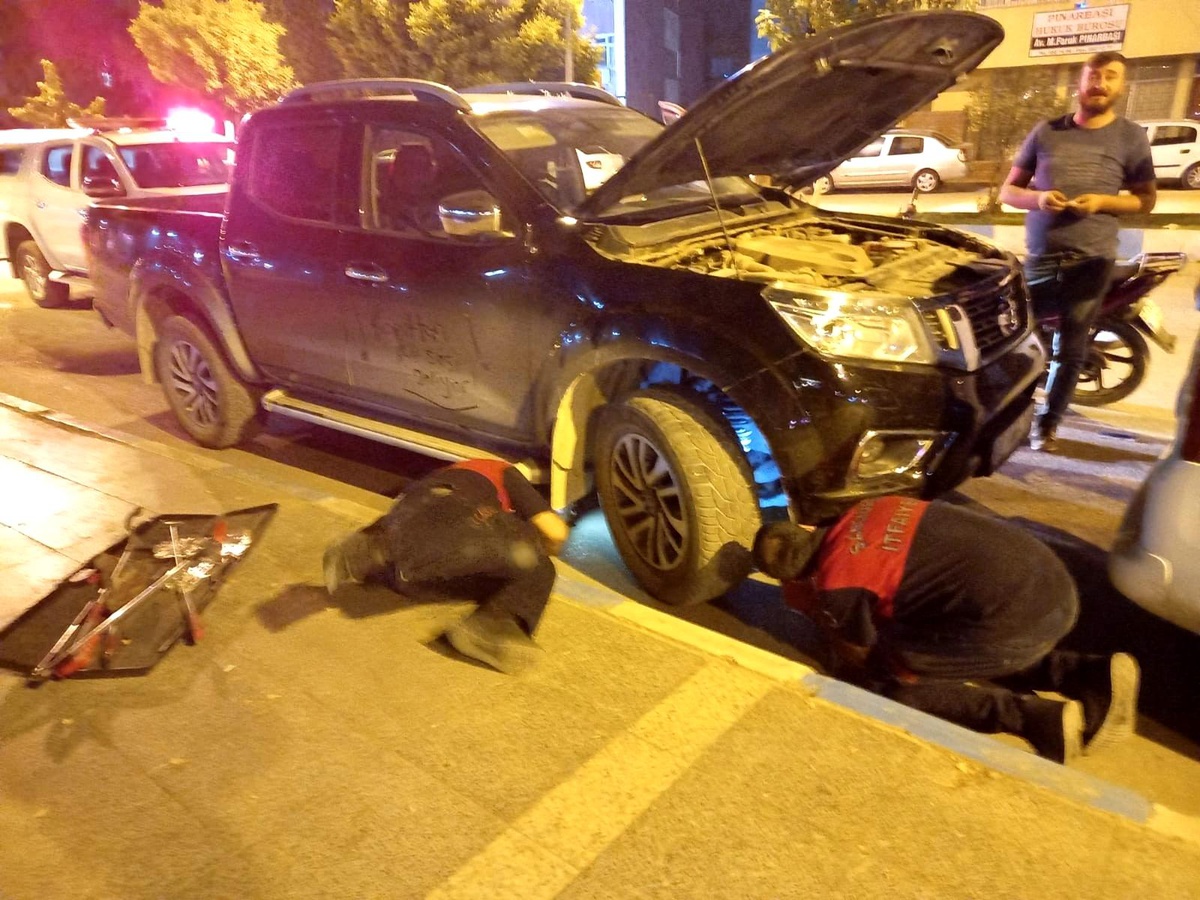 Son dakika haberi | Aracın motor kısmına giren kediyi itfaiye çıkarttı