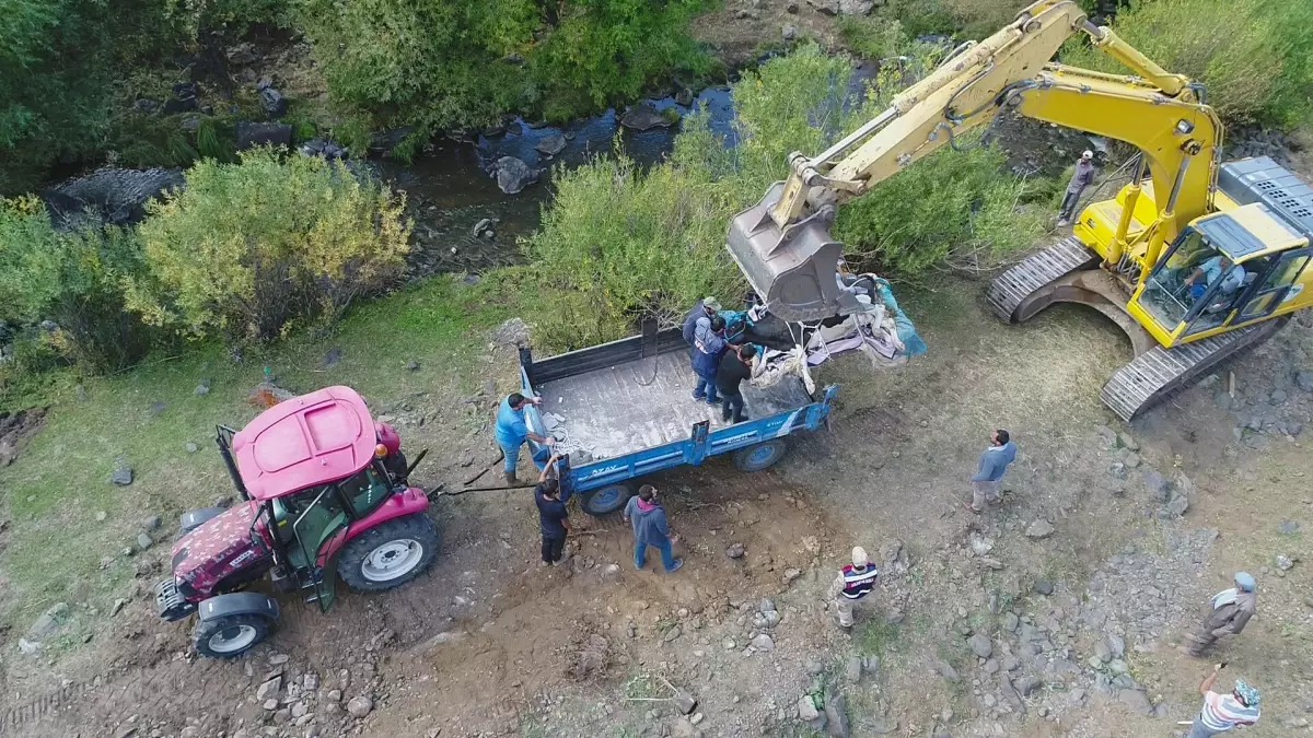 Ayağı kırılan gebe ineği kurtarmak için 3 kilometrelik yol açıldı