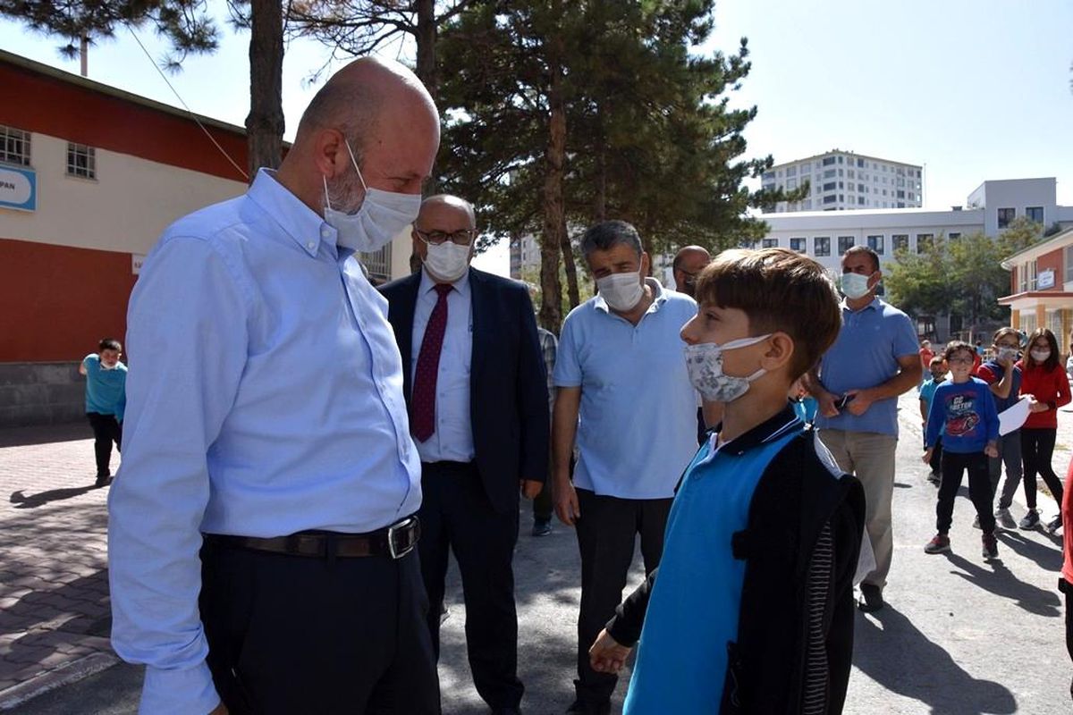 Başkan Çolakbayrakdar\'dan yapımı devam eden okulda inceleme
