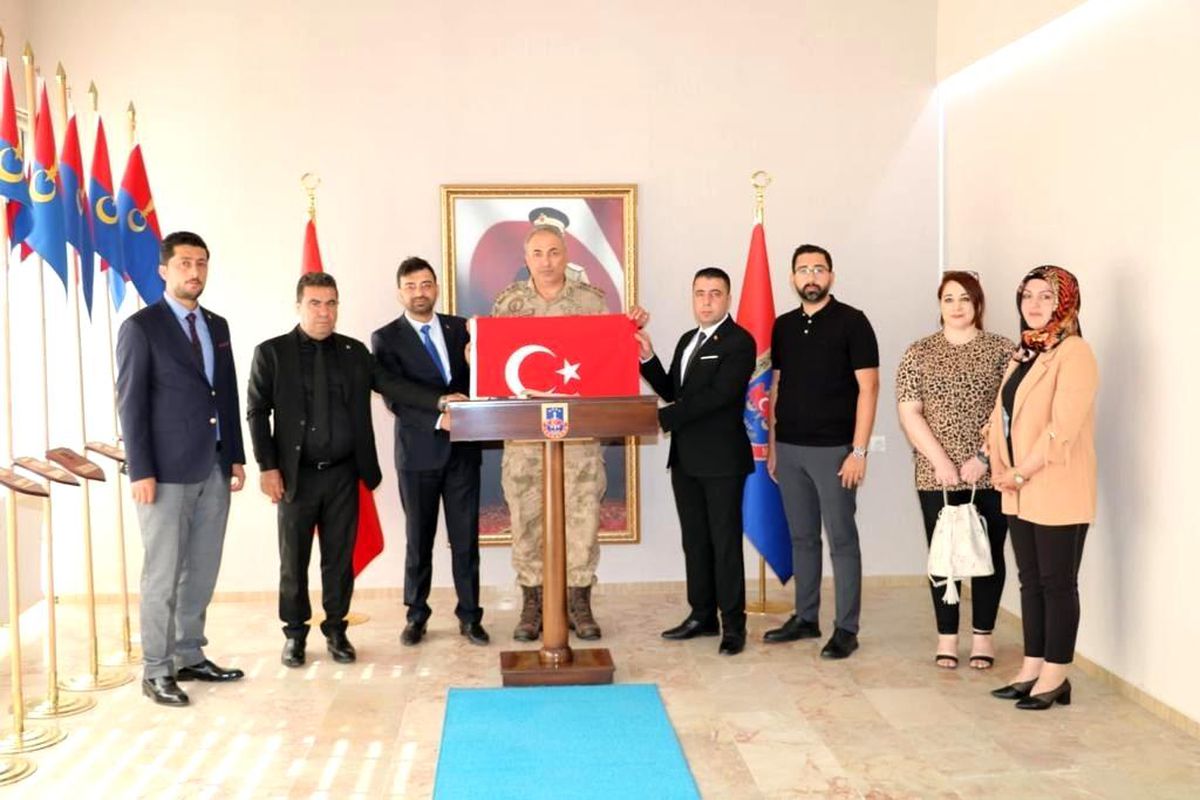 Batman\'da şehit yakınları İl Jandarma Komutanı Başkaya ile bir araya geldi