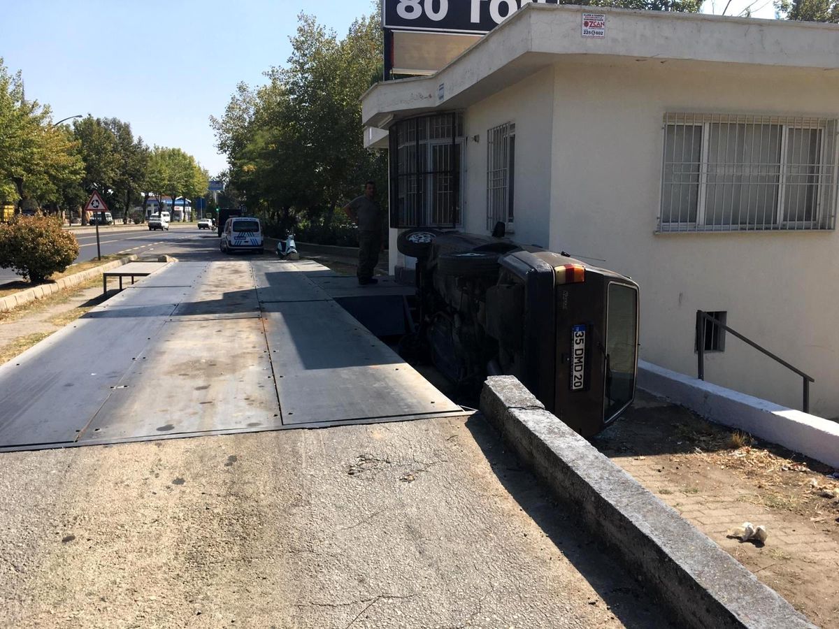 Bir anlık dalgınlığı otomobilin devrilmesine neden oldu
