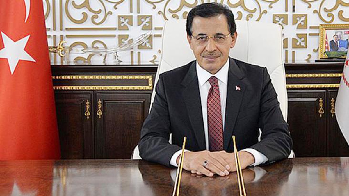 Bolu Valisi Ahmet Ümit\'ten kentteki göçmenlere çeşitli uyarılarda bulundu: Kadınlara karşı sabit bakışlardan uzak durun
