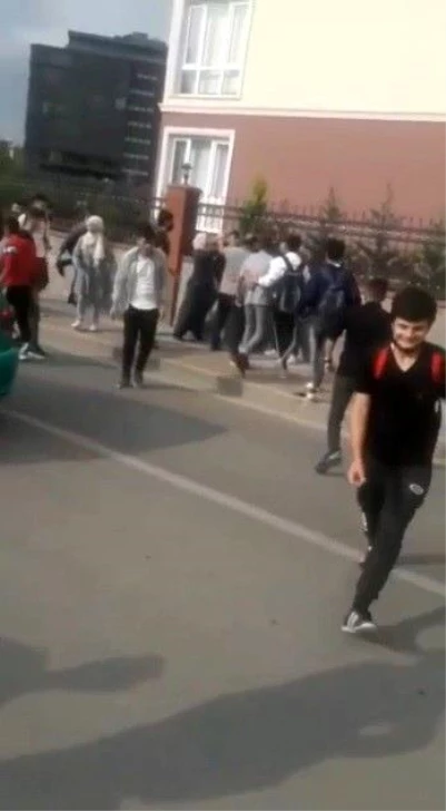 Son dakika! Bursa'da okul önünde arbede kamerada...