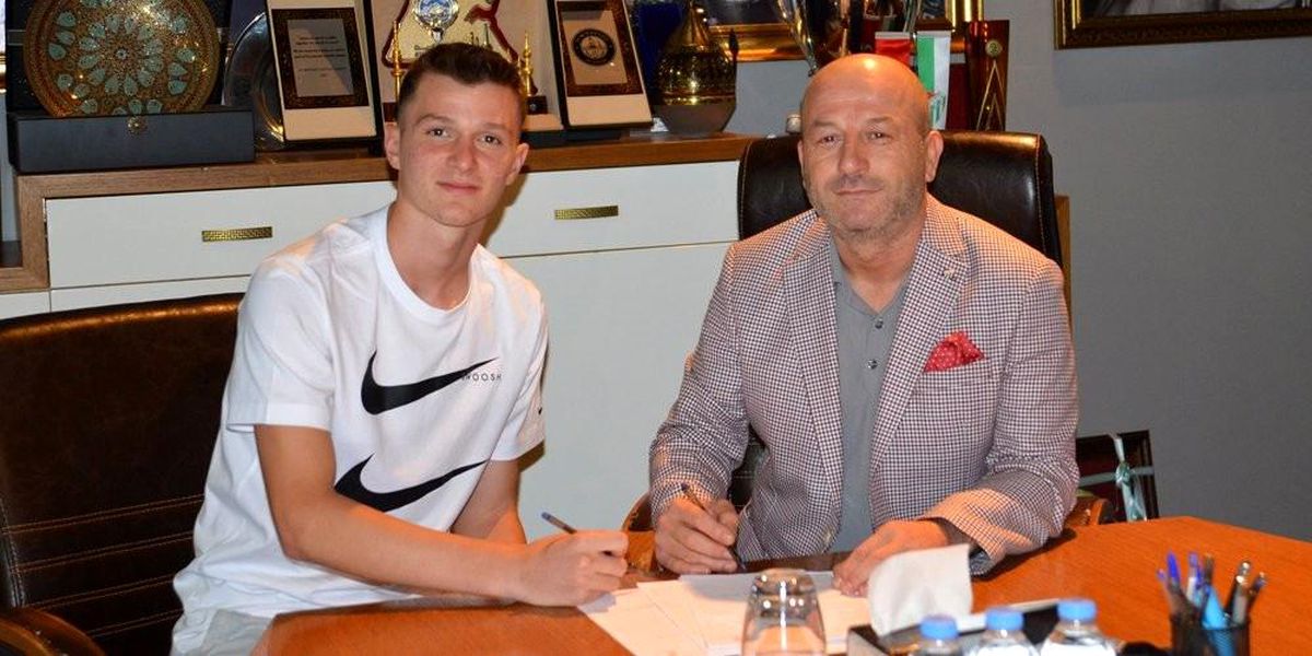 Bursaspor\'un genç oyuncusu Eren Tunalı, profesyonel sözleşmeye imza attı