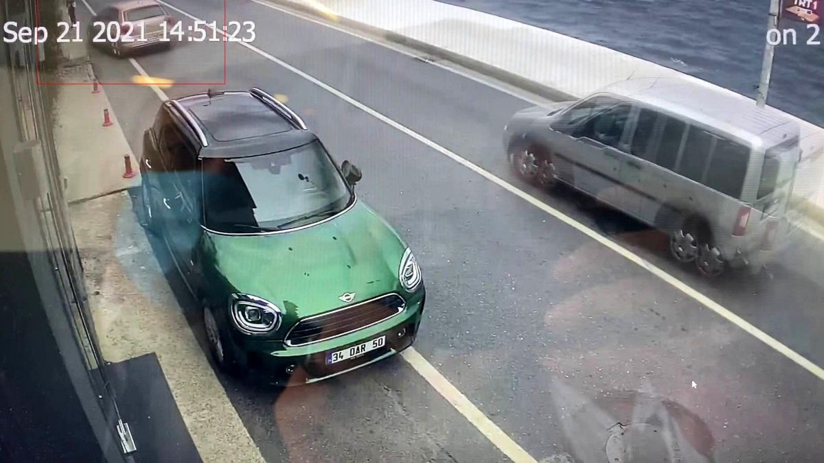 Son dakika haberi... Çalıştığı yalının önünde duran kadın fizyoterapiste otomobil çarptı: Kaza anı kamerada