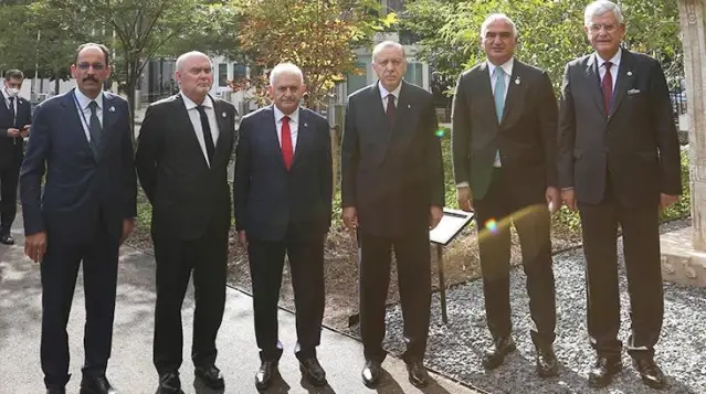 New York'un göbeğinde sergileniyor! Göbeklitepe dikilitaşını ziyaret eden Cumhurbaşkanı Erdoğan, çektirdiği kareyi paylaştı New York'un göbeğinde sergileniyor! Göbeklitepe dikilitaşını ziyaret eden Cumhurbaşkanı Erdoğan, çektirdiği kareyi paylaştı