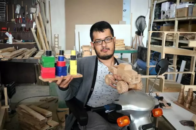 Ekolojik ahşap oyuncak yaparak hayata tutunuyor