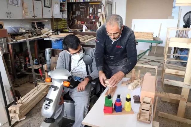 Ekolojik ahşap oyuncak yaparak hayata tutunuyor
