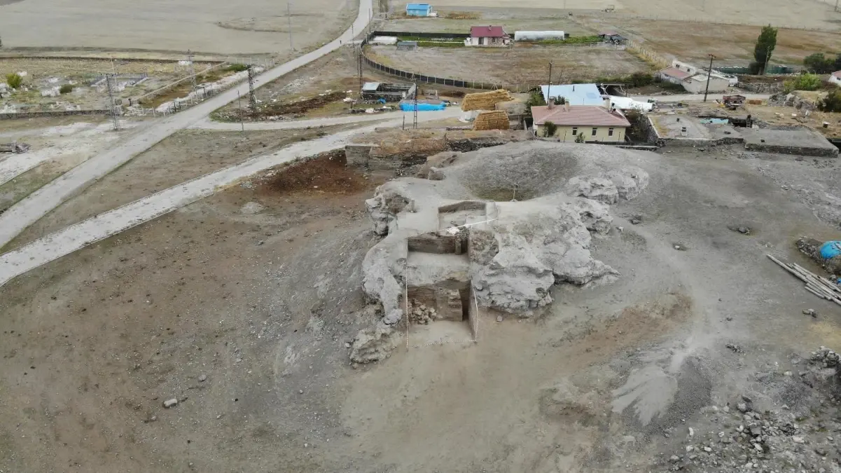 Erzurum\'un tarihine ışık tutan 6 bin yıllık höyükte kalıntılara rastlandı