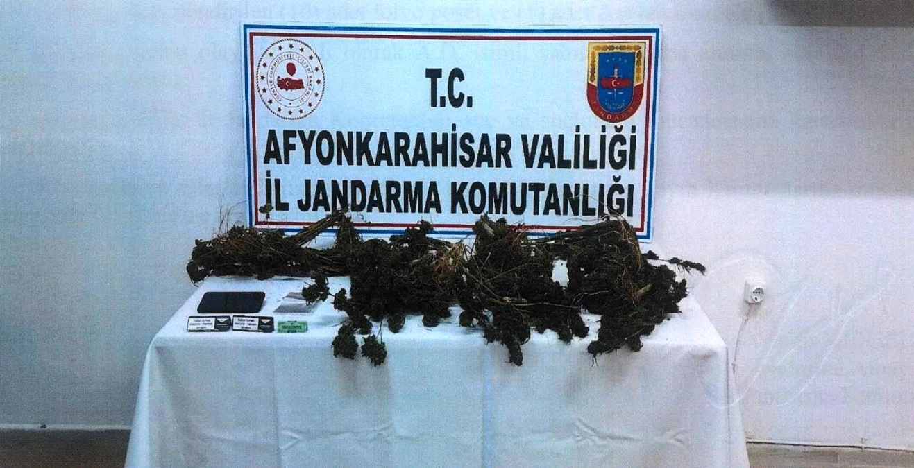 Evinde bir çuval uyuşturucuyla yakalandı