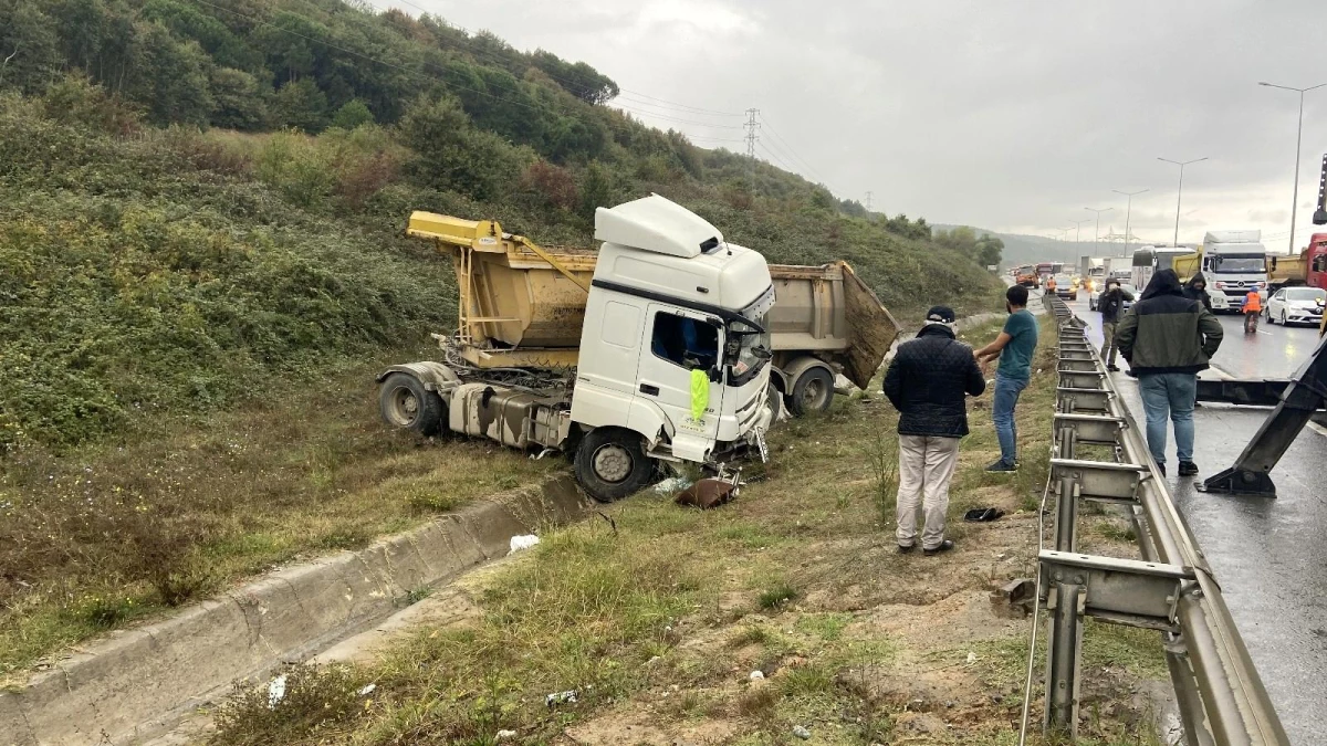 Eyüpsultan\'da bariyerleri aşan hafriyat kamyonu yol kenarındaki toprak alana uçtu