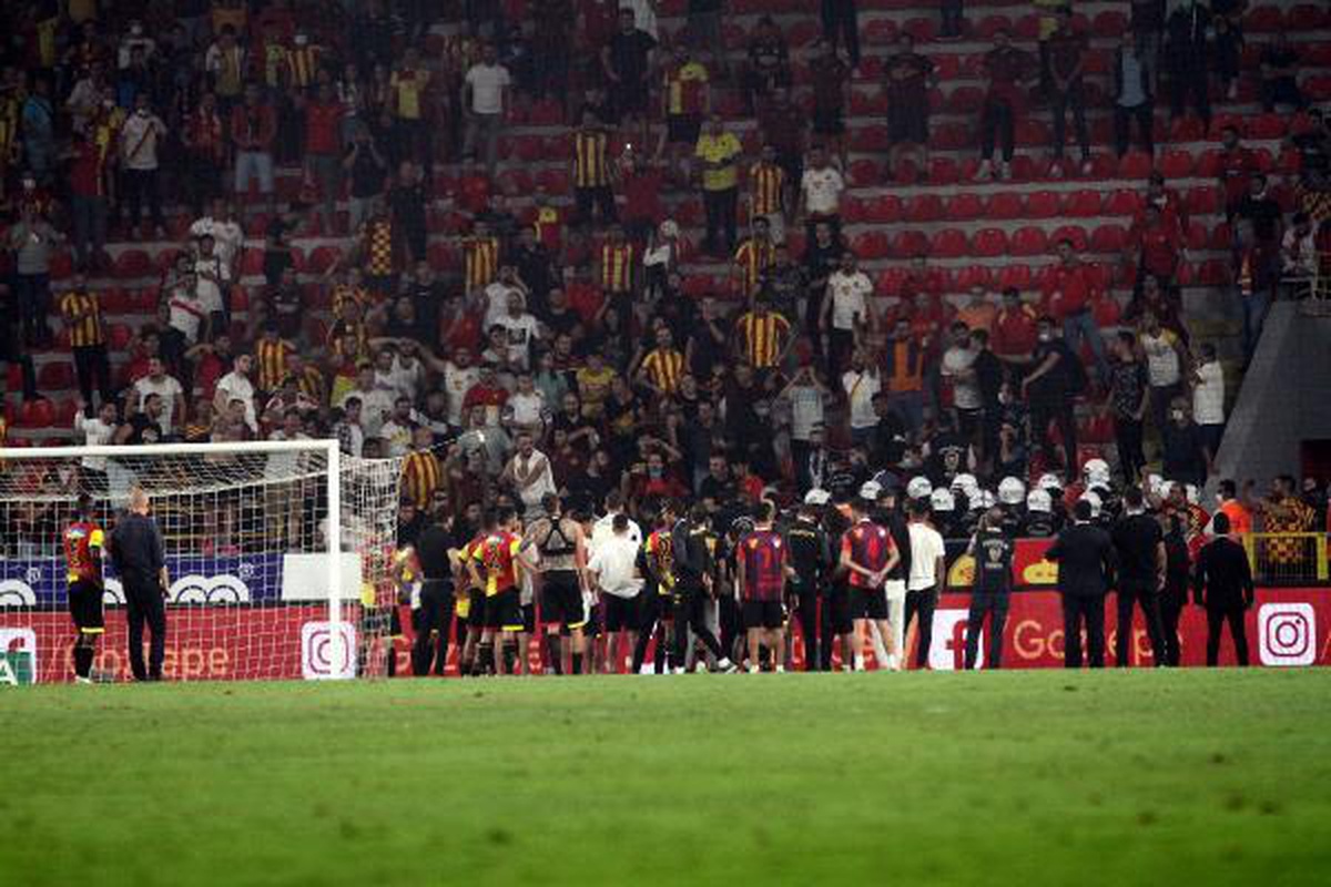 Göztepeli tribünlerden futbolculara protesto