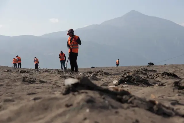 Sahilde Suriye kaynaklı petrol sızıntısının temizlik çalışmaları sürüyor Sahilde Suriye kaynaklı petrol sızıntısının temizlik çalışmaları sürüyor