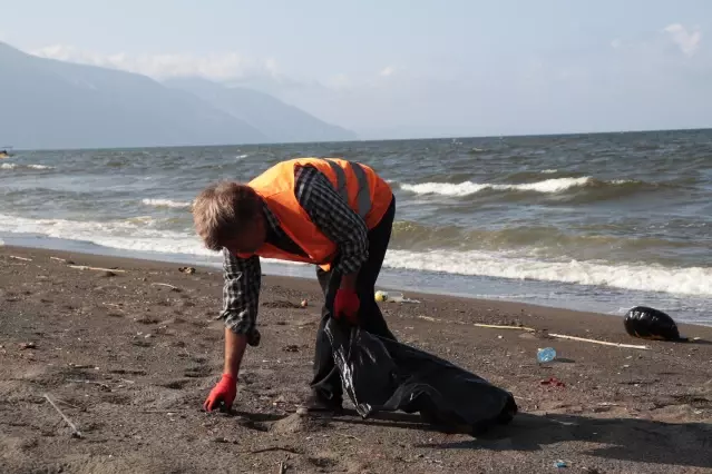 Sahilde Suriye kaynaklı petrol sızıntısının temizlik çalışmaları sürüyor Sahilde Suriye kaynaklı petrol sızıntısının temizlik çalışmaları sürüyor
