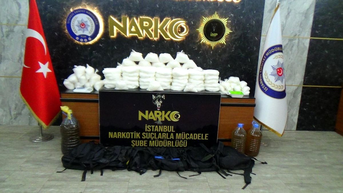 Son dakika haberi: İstanbul\'da uyuşturucu operasyonu: Bazanın altından çanta çanta uyuşturucu çıktı