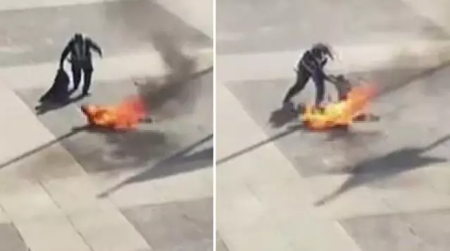 İzleyenlerin tüyleri diken diken oldu! Herkesin gözü önünde kendini ateşe veren adam feci şekilde yandı İzleyenlerin tüyleri diken diken oldu! Herkesin gözü önünde kendini ateşe veren adam feci şekilde yandı
