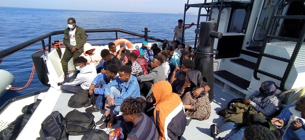 İzmir açıklarında 58 düzensiz göçmen kurtarıldı
