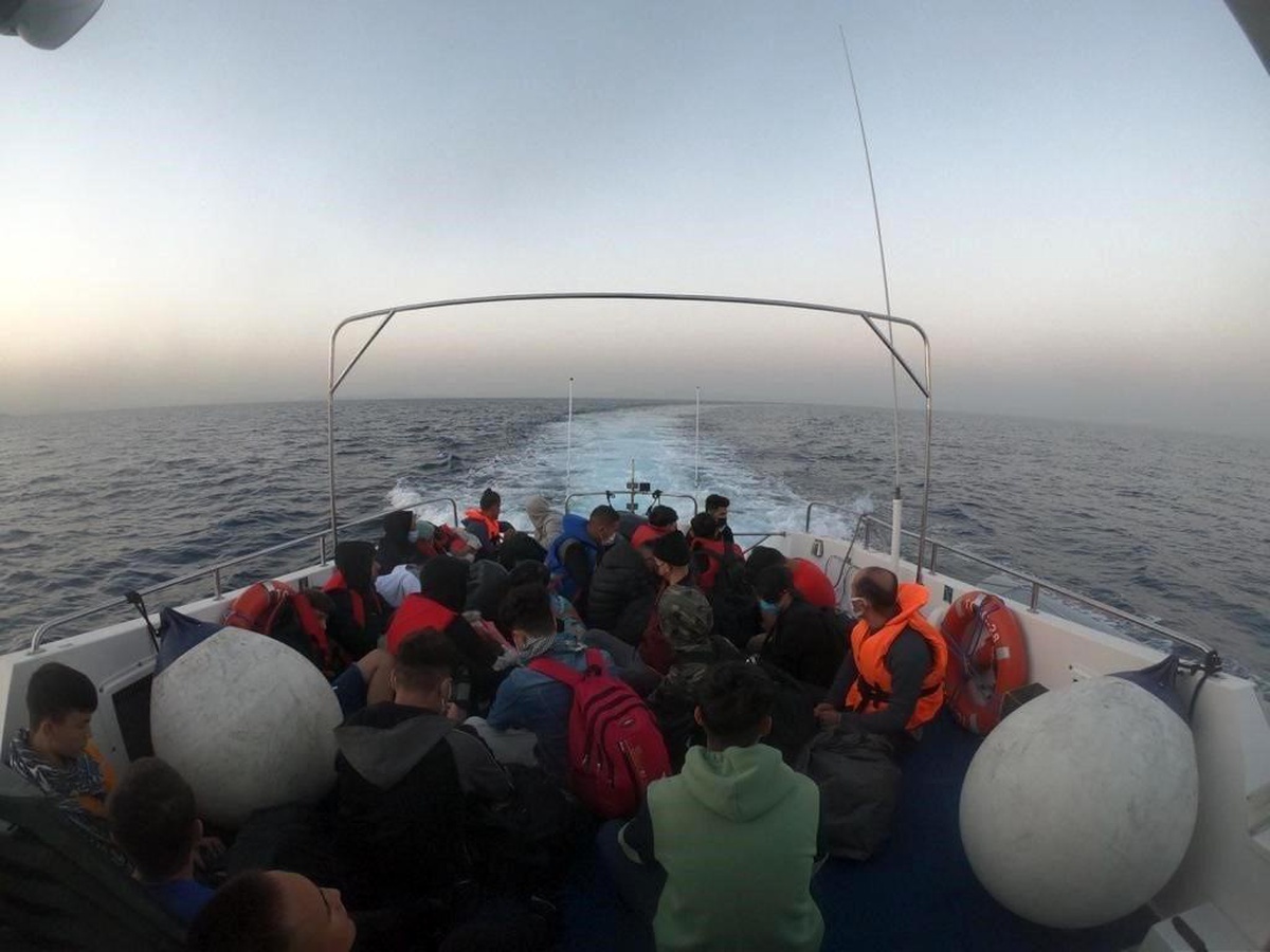 İzmir açıklarında 75 düzensiz göçmen kurtarıldı