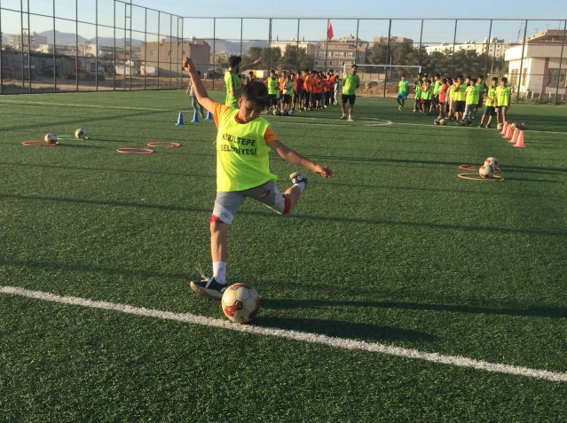 Mardinli çocuklar kurslarda futbol eğitimi alıyor