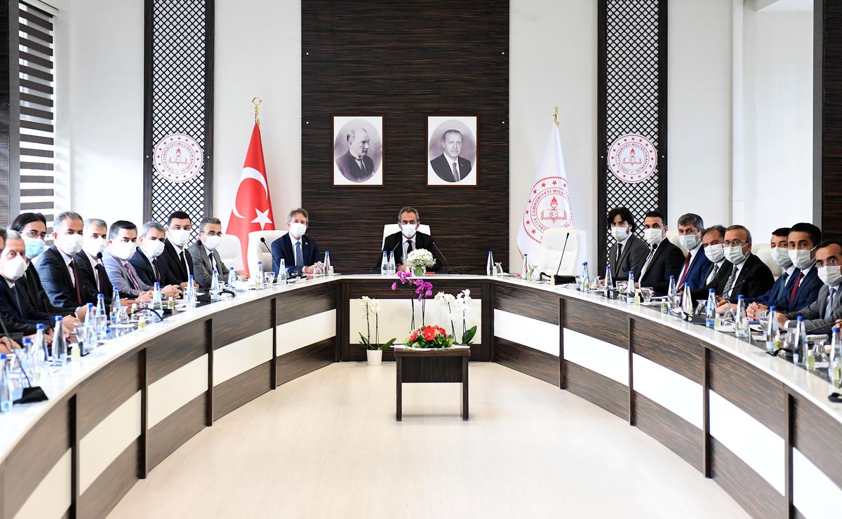 Milli Eğitim Bakanı Özer, İstanbul\'da ilçe milli eğitim müdürleriyle bir araya geldi