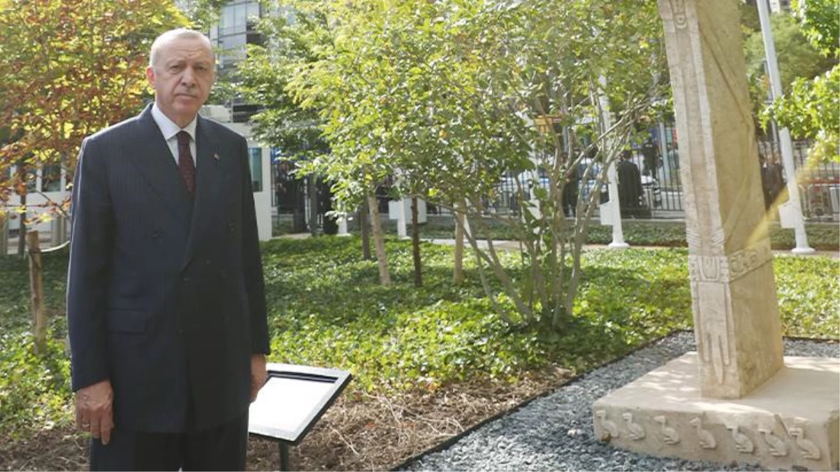 New York\'un göbeğinde sergileniyor! Göbeklitepe dikilitaşını ziyaret eden Cumhurbaşkanı Erdoğan, çektirdiği kareyi paylaştı