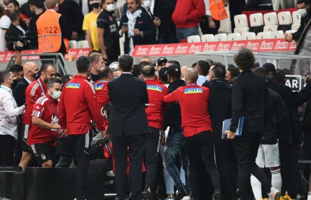 Olayın en net görüntüsü! Balotelli'ye vurmaya çalışan Beşiktaşlı hocayı 4 kişi tutamadı