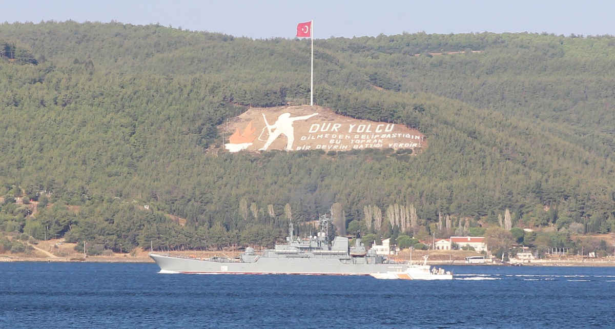 Rus askeri gemisi Çanakkale Boğazı\'ndan geçti
