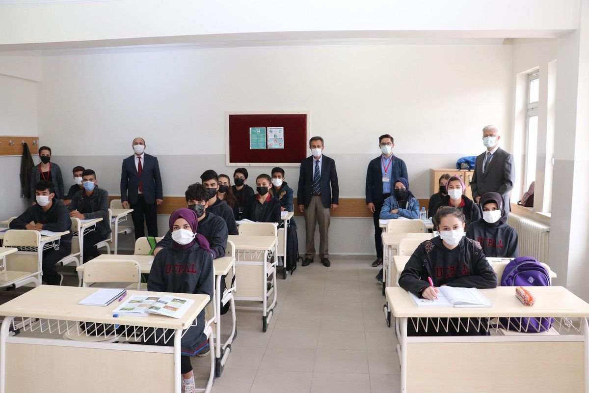 Sivas Milli Eğitim Müdürü Ergüven Aslan, Ulaş\'ta öğrenci ve öğretmenlerle bir araya geldi