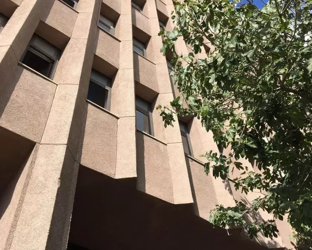 Hakimin tutuklama kararını duyunca çıldırdı! Kendini 2. kattaki duruşma salonundan aşağı attı Hakimin tutuklama kararını duyunca çıldırdı! Kendini 2. kattaki duruşma salonundan aşağı attı