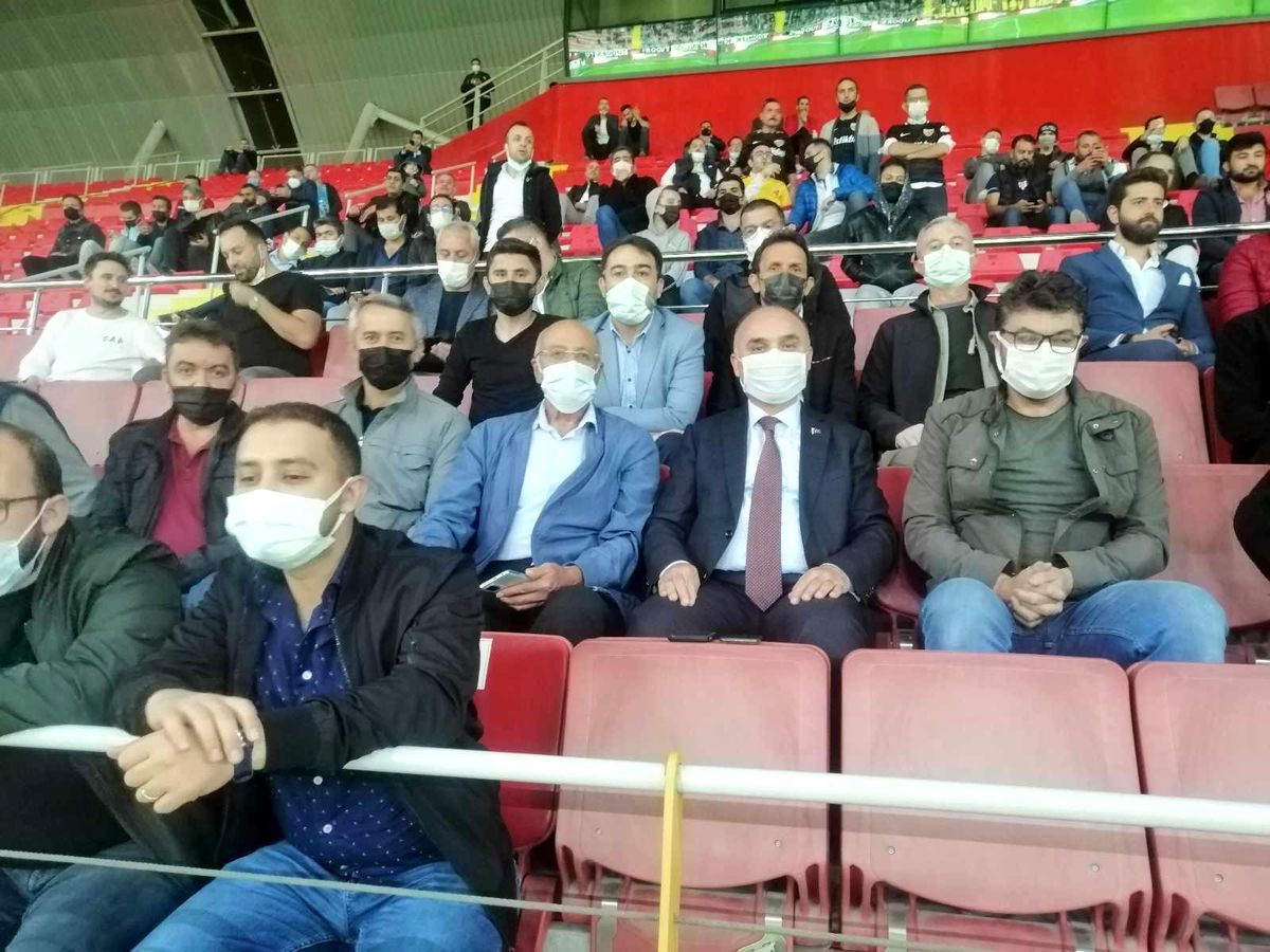 Vali Günaydın maçı Gazilerle birlikte izledi