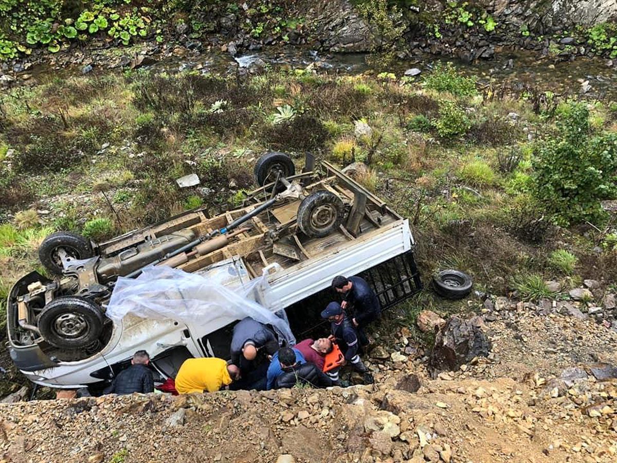Yağmur nedeniyle kayganlaşan yolda kontrolden çıkıp dereye yuvarlandı: 2 yaralı
