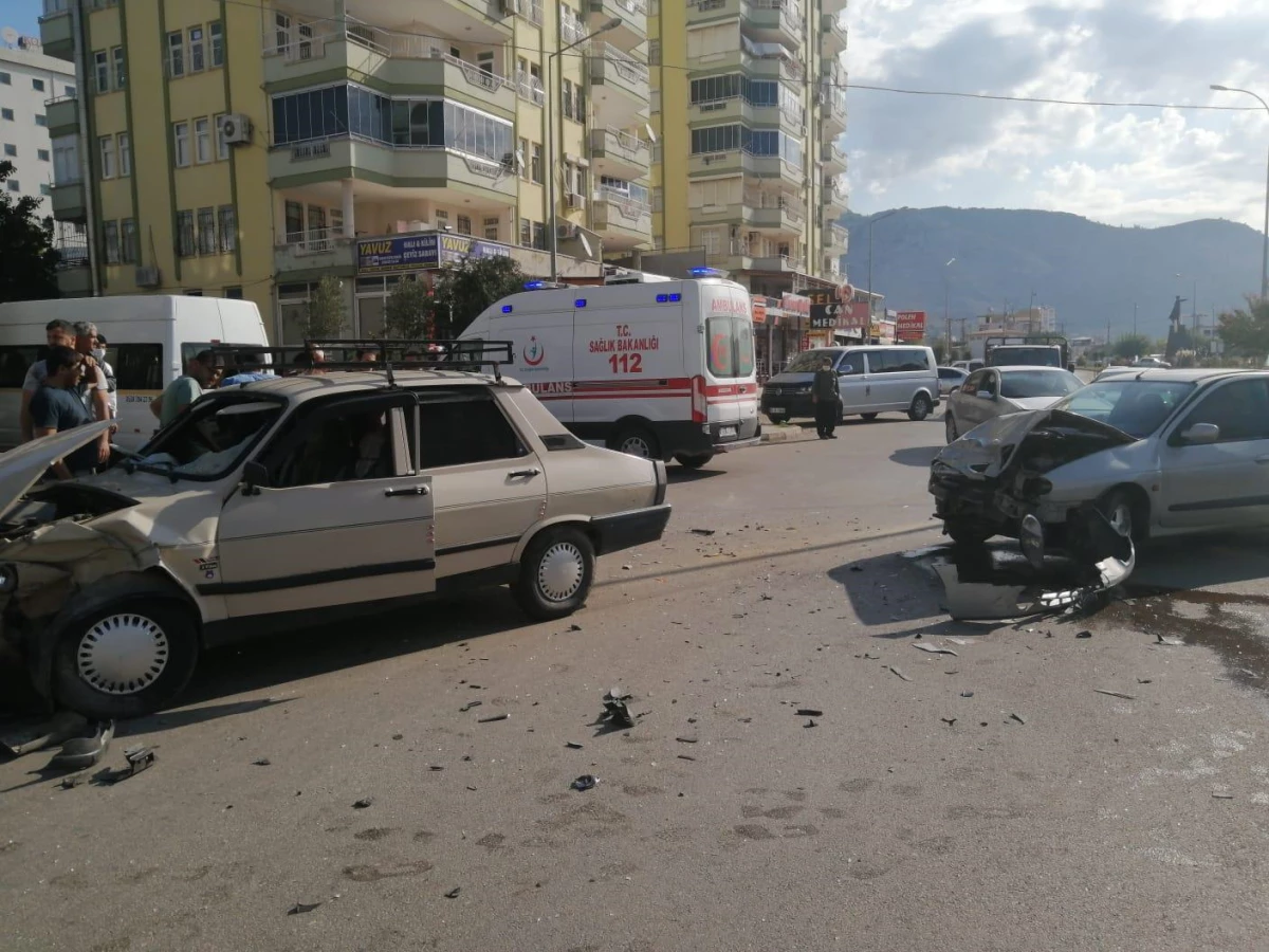 Adana\'da iki otomobilin çarpışması sonucu 2 kişi yaralandı