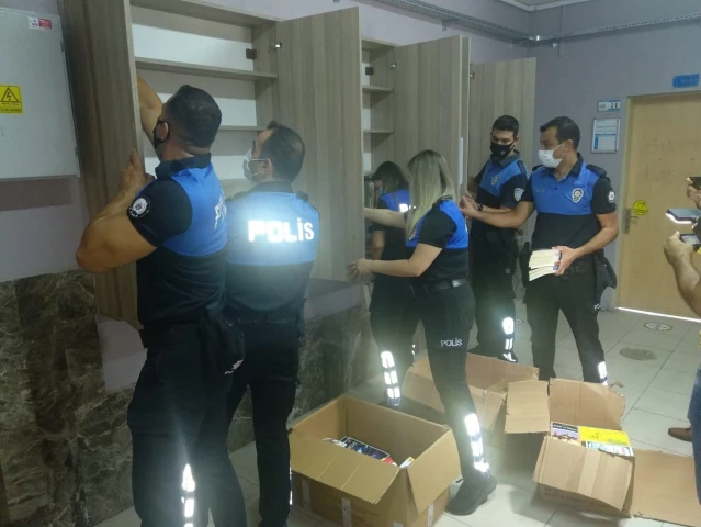 Adana'da polislerden okul kütüphanesine 500 kitap bağışı