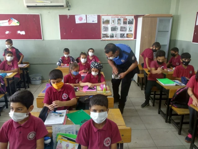 Adana'da polislerden okul kütüphanesine 500 kitap bağışı
