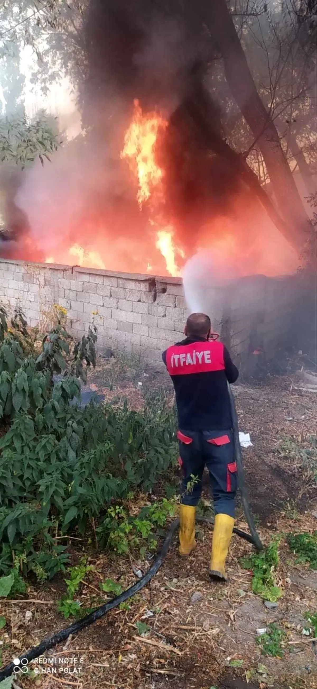 Ağrıda hurdalık alanda çıkan yangın güçlükle söndürüldü