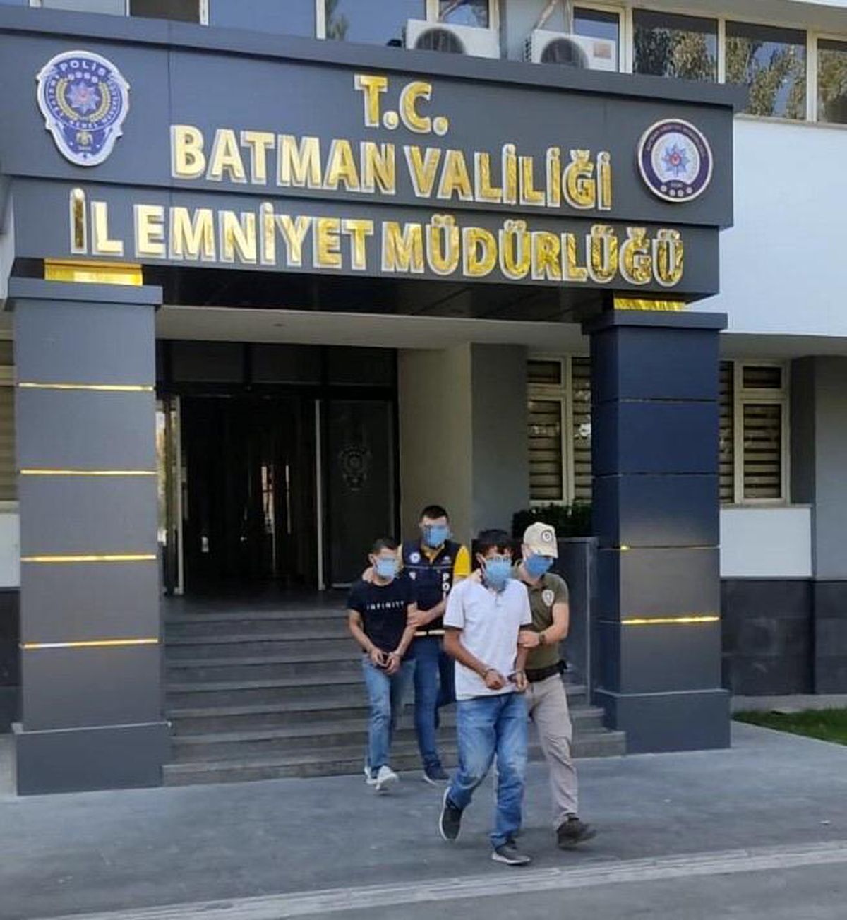 Batman\'da köpeği inşaattan atarak öldüren 2 kişi yakalandı