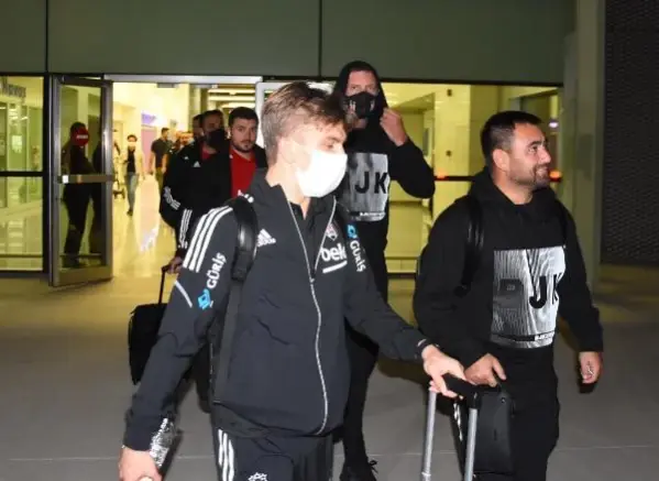 Beşiktaş 16 kişilik kadrosuyla İzmir'de Beşiktaş 16 kişilik kadrosuyla İzmir'de