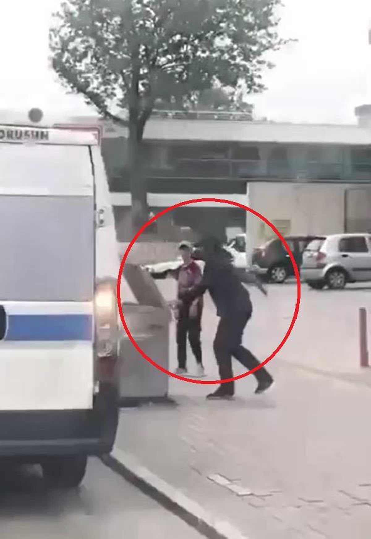 Bursa\'da, minibüse palalı saldırı kamerada