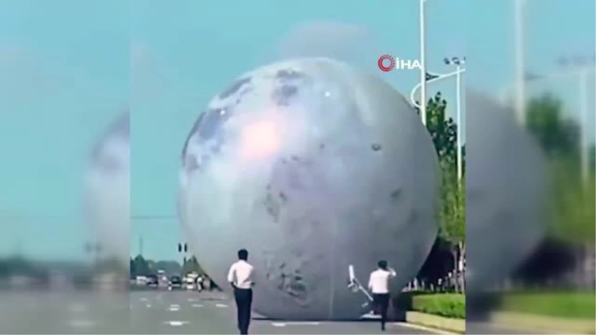 Çin\'de kontrolden çıkan dev ay balonu otoyola girdi
