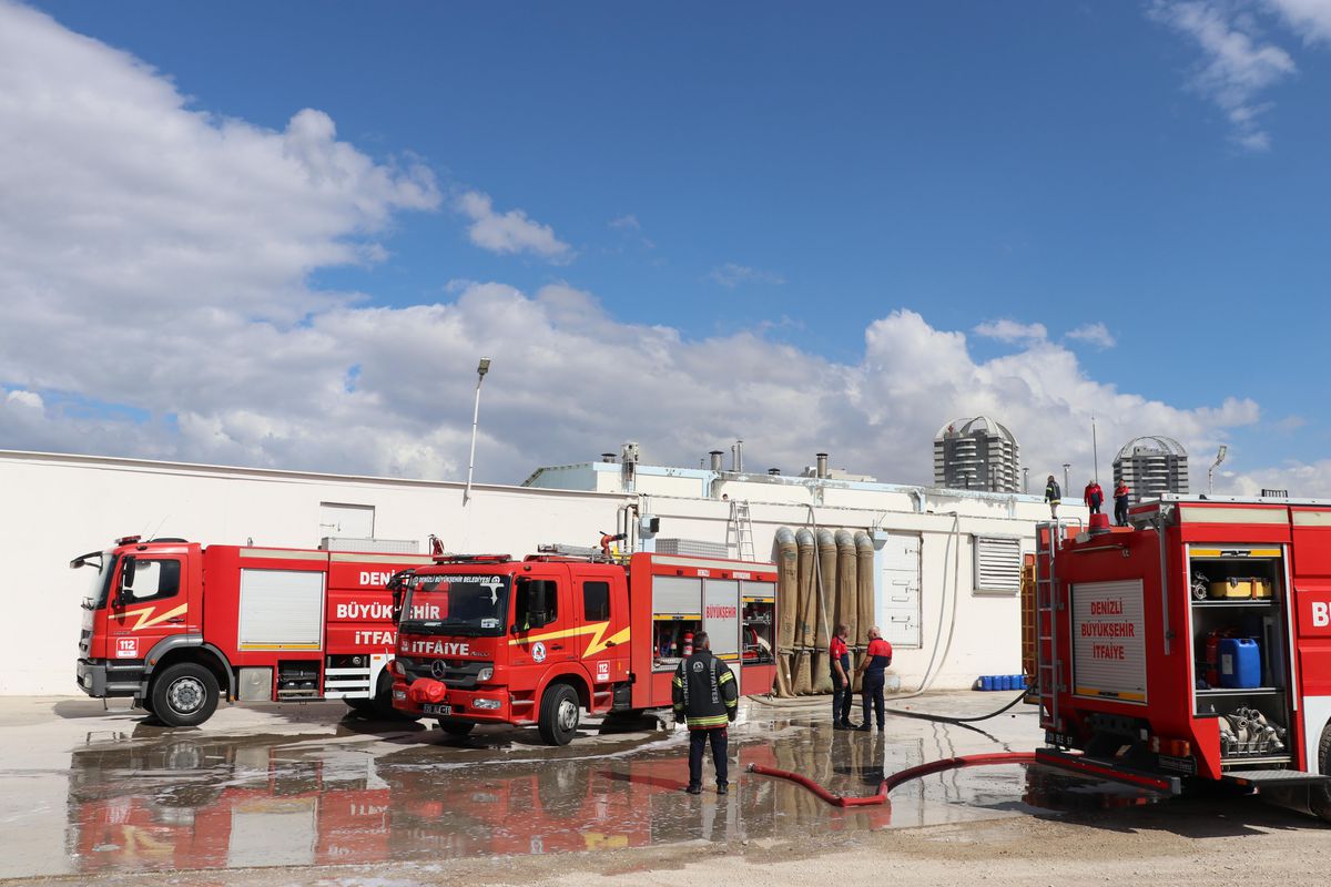 Denizli\'de kuru yemiş fabrikasında çıkan yangın hasara neden oldu