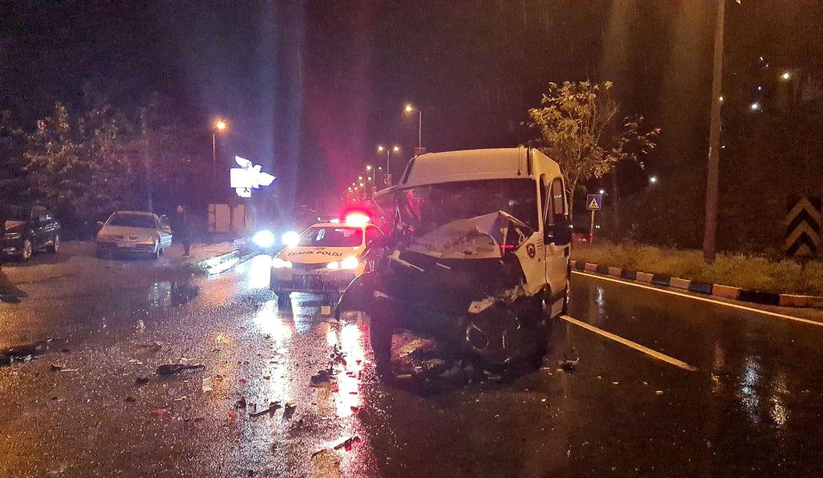Ereğli-Alaplı yolunda minibüs ile tır çarpıştı: 1 yaralı