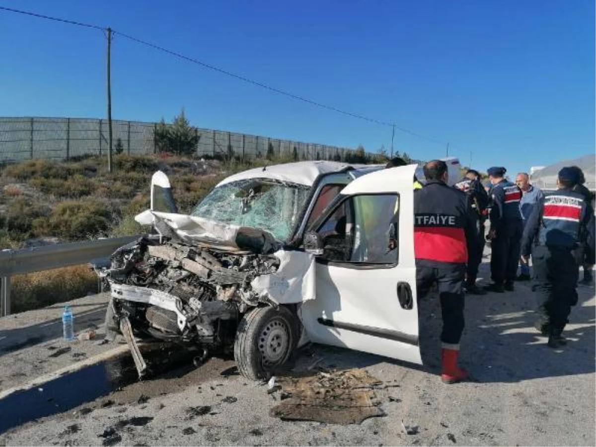 Son dakika haberi | Eskişehir\'de, kamyonete çarpan hafif ticari araçtaki 2 kişi öldü