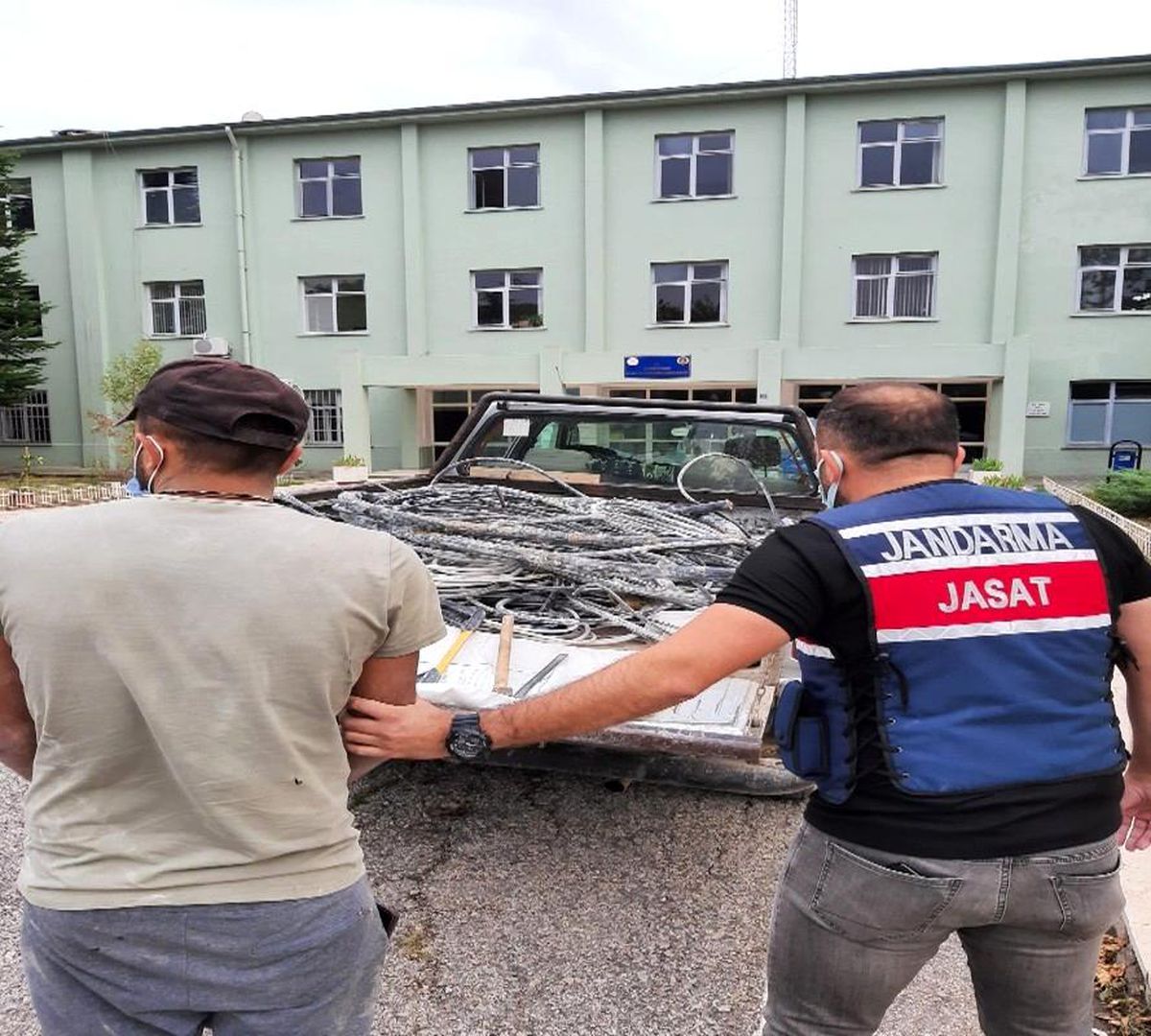 Son dakika haberleri... Fabrika\'dan bakır kablo çalan hırsız jandarmadan kaçamadı
