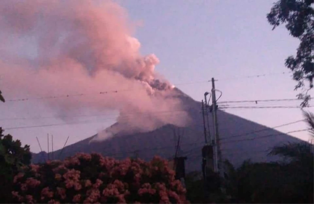 Guatemala\'daki Fuego Yanardağı faaliyete geçti