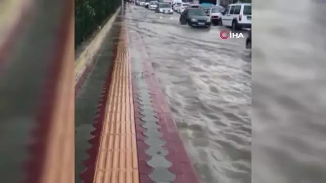 Hatay'da sağanak etkili oldu, araçlar suya gömüldü Hatay'da sağanak etkili oldu, araçlar suya gömüldü