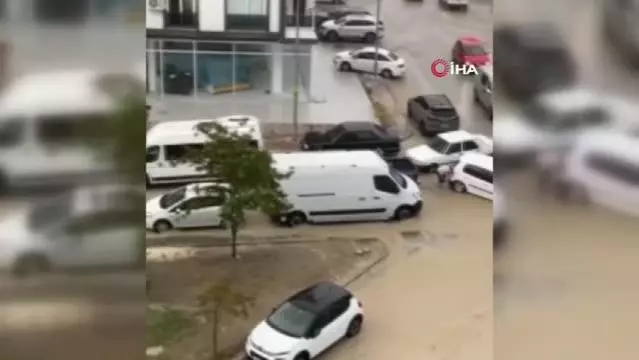 Hatay'da sağanak etkili oldu, araçlar suya gömüldü Hatay'da sağanak etkili oldu, araçlar suya gömüldü