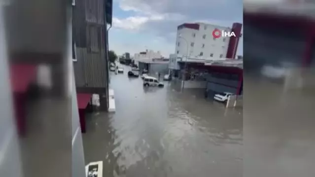 Hatay'da sağanak etkili oldu, araçlar suya gömüldü Hatay'da sağanak etkili oldu, araçlar suya gömüldü